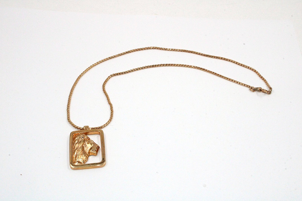 Vintage Anne Klein Lion Right Facing Profile Necklace 17.75″ Long
