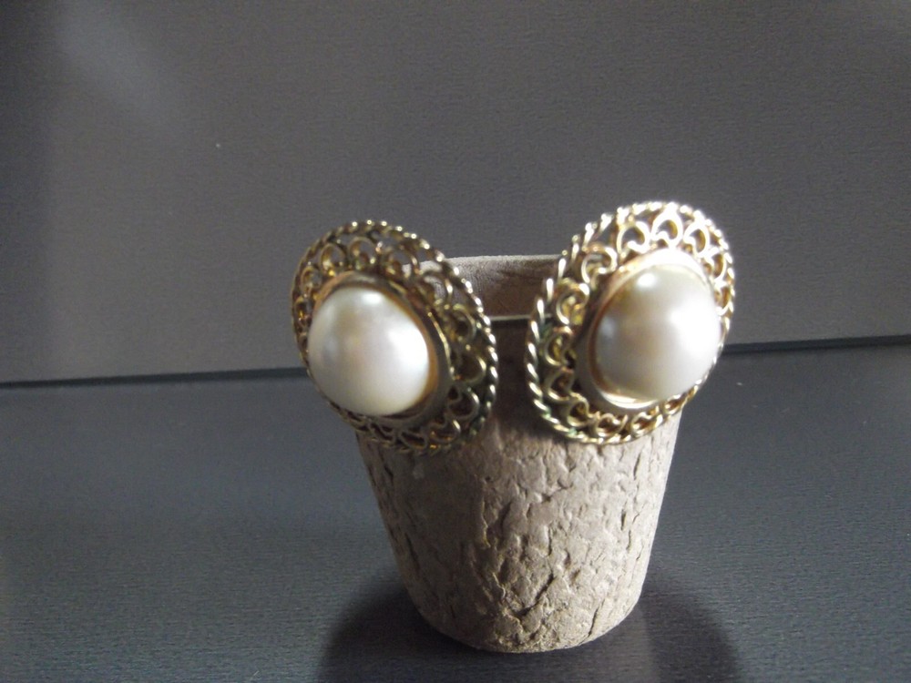 1 Pair Old 1.25″in Metal Gold Tone Circle w/Pearl Color Middle Stud