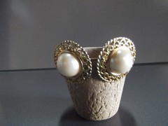 1 Pair Old 1.25″in Metal Gold Tone Circle w/Pearl Color Middle Stud
