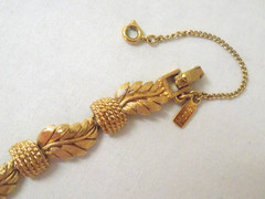 Vintage 1955-60s Monet Gold Tone 7″ Leaf Bracelet W/Safety Chain