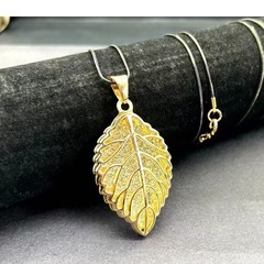 Alloy Metal Pendant With A Golden Necklace Perfectly Decorated