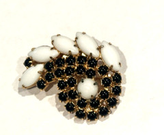 PAISLEY SWIRL 2″ MILK GLASS WHITE NAVETTE & BLACK RHINESTONES PIN BROOCH VINTAGE