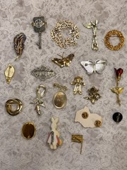 Lot of 20 Varied Size & Styled Pin Brooches Jewelry Some Vintage Some Modern