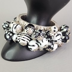 Vintage Glass Beaded Expandable Bracelet Black White Silver Tone 6″