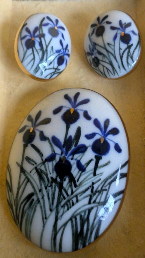 Vintage 1974 Susan Gilbert Porcelain Iris Brooch Earrings Set Signed Gold Tone