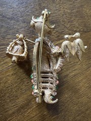 RARE CINER GOLD TONE TURQUOISE CABOCHONS RHINESTONE ASIAN WOMAN W/ BIRDS BROOCH