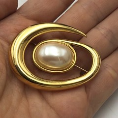 Vintage Monet Signed Goldtone Metal Faux Pearl Jelly Belly Pin Brooch 1.75″