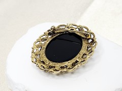 Vintage Victorian Gold Tone Black Glass Cameo Brooch