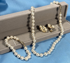 VTG 1950-60’s, Faux 8mm Pearl Set, 18″ Necklace, 7″ Bracelet, & Earrings, w/Case