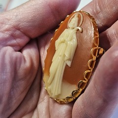 Gold Tone Pink Cameo Oval Brooch