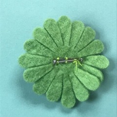 Large Layered Two Toned Green Felted Wood Daisy Flower Power Pin Brooch – 3.5 in