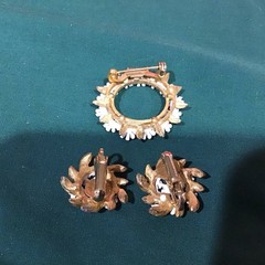 Gorgeous~Vintage Daisy Brooch Pin And Clip On Earrings Set Gold Tone And Resin