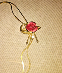 VINTAGE GOLD TONE? FILLED?PLATED? LARIAT NECKLACE RED ROSE SLIDE 60s ORIG ESTATE