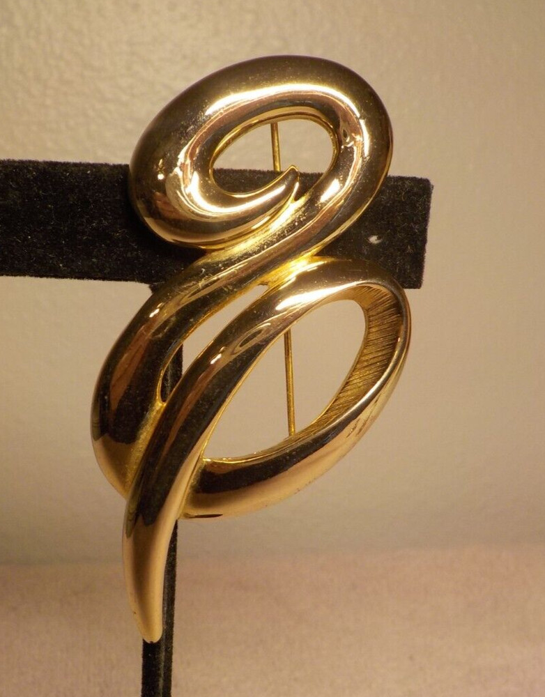 TONA SIGNED VINTAGE GOLDTONE METAL SMOOTH AND STRIATED SWIRL LOOPED BROOCH 3″ L