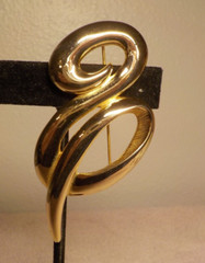 TONA SIGNED VINTAGE GOLDTONE METAL SMOOTH AND STRIATED SWIRL LOOPED BROOCH 3″ L