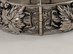 Vintage Silver Tone Repousse Grape Leaves Vine Bangle Bracelet Jewelry Hinged