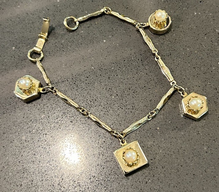 Vintage Gold Tone Bar Link Chain Charm Bracelet with Simulated Pearls