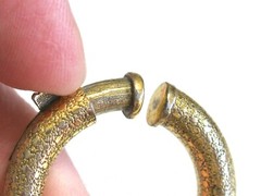 RARE VINTAGE MOD TRIFARI 1960 -1970’s SPRING TENSION CLIP TEXTURED HOOP EARRINGS