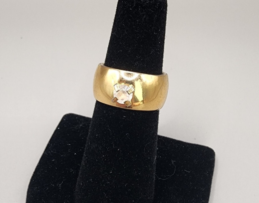 Vintage 18KT HGE Wide Gold Tone Solitaire Ring – Size 6 – 6 Grams