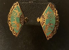 Vtg AMFARCO SIAM Thailand Goddess Gold Tone Green Enamel Fan Screw Back Earrings