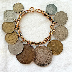 VINTAGE COIN CHARM BRACELET 11 INT COINS
