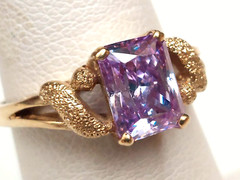 VTG DAINTY 10K SOLID YELLOW GOLD DAZZLING LAVENDER STONE RING SZ 5.75