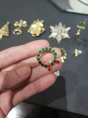 14 pc lot vtg jewelry Brooches pins earrings Christmas Trees wreath rhinestones