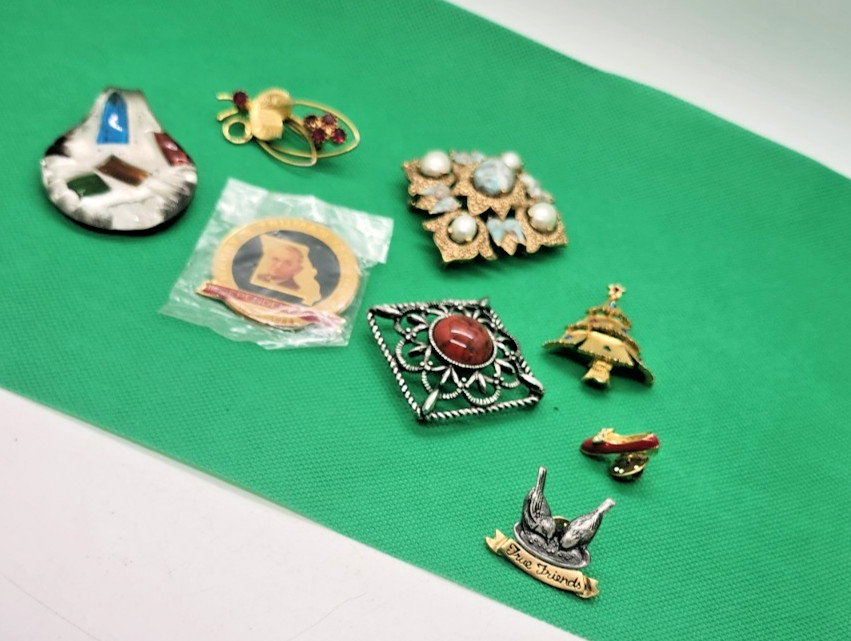 Vintage Brooch & Lapel Pin Lot Sarah Coventry Christmas Tree True Friends, heel