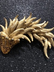 Vintage signe Les Bernard Rhinestone & Gold Tone Stylized dragon, serpent brooch