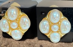 VINTAGE GOLD TONE METAL FAUX PEARL CLIP ON EARRINGS 1” Z01