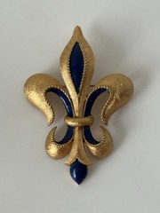 Vintage Crown Trifari Gold Tone Blue Enamel Fleur-de-Lis Brooch 3.25”