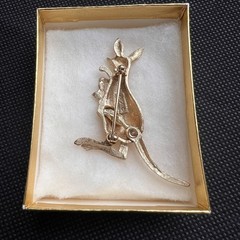 1975 VINTAGE AVON FASHION ACCENTS IN JEWELRY Kangaroo Gold-tone Pin 2.0 in
