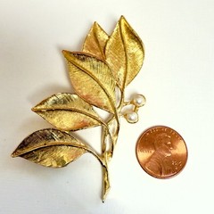 Gerry’s – Vintage Spray Of Leaves Brooch – 2.75″ Gold Tone & Faux Pearls #2840