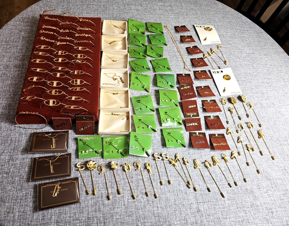 115 PC MONOGRAM NAME VINTAGE JEWELRY GOLD TONE STICK PIN BRACELET NECKLACE 1980s