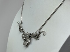 Vintage Silvertone 3D Metal Flower 15.5″ Necklace
