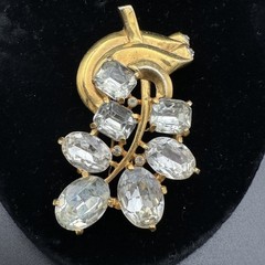 Vintage EISENBERG ORIGINAL Gold-Tone Rhinestone Fur Clip 3″ x 1.5″