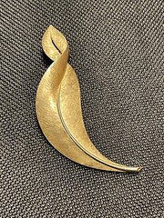 Vintage Crown Trifari Feather Brushed Gold Brooch Pin Leaf 3.5 Inches Used