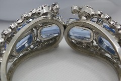 VINTAGE JULIANA SKY BLUE GLASS STONE RHINESTONE SILVER TONE HINGE BRACELET