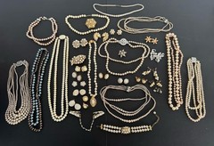 Huge-estate-jewelry-Lot-Faux Pearl- Costume Jewelry Lot A 38 Pieces