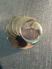 Vintage Gold Tone Creamy Beige Swirl Enamel Swan Brooch. M3019