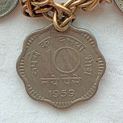 VINTAGE COIN CHARM BRACELET 11 INT COINS