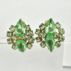 Vintage Light Green Rhinestone Gold Tone Clip On Starburst Earrings 1 1/8″