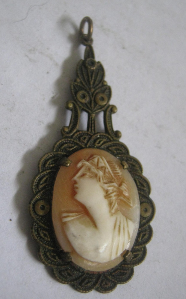 Small 1 3/4″ Vintage (Antique?) Carved Shell Pretty Lady Cameo in Brass Bezel