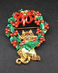 AJC Christmas Wreath Cat Hanging Brooch Pin