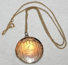 Vintage Gold Tone Engraved ‘Anna’ Photo Locket 18″ Chain Necklace Floral Design