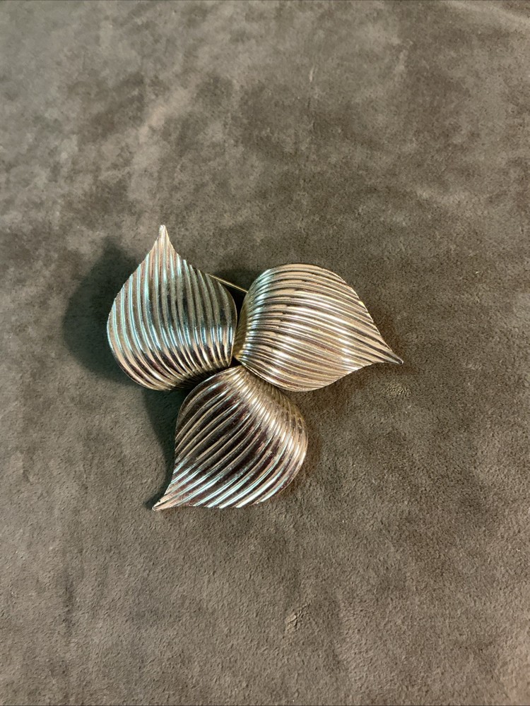 1970s mid-century design gold tone metal Sarah Coventry Trillium pin broach