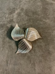 1970s mid-century design gold tone metal Sarah Coventry Trillium pin broach