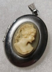 Vintage Cameo Oval Locket Pendant Silver Tone 16″ Chain From Korea Resin Lady