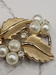 Vintage Crown TRIFARI Brushed Gold Faux Pearl Rhinestone Leaf Bracelet 7″