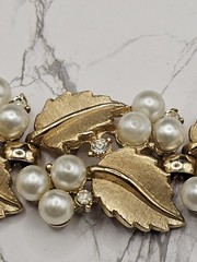 Vintage Crown TRIFARI Brushed Gold Faux Pearl Rhinestone Leaf Bracelet 7″